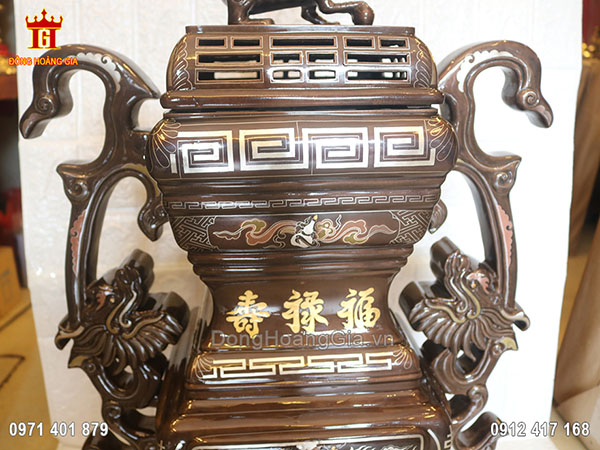 Thân sản phẩm khảm ngũ sắc 3 chữ Phúc - Lộc - Thọ bằng chữ Hán cùng đường nét hoa văn được khảm vô cùng tỉ mỉ và sắc nét